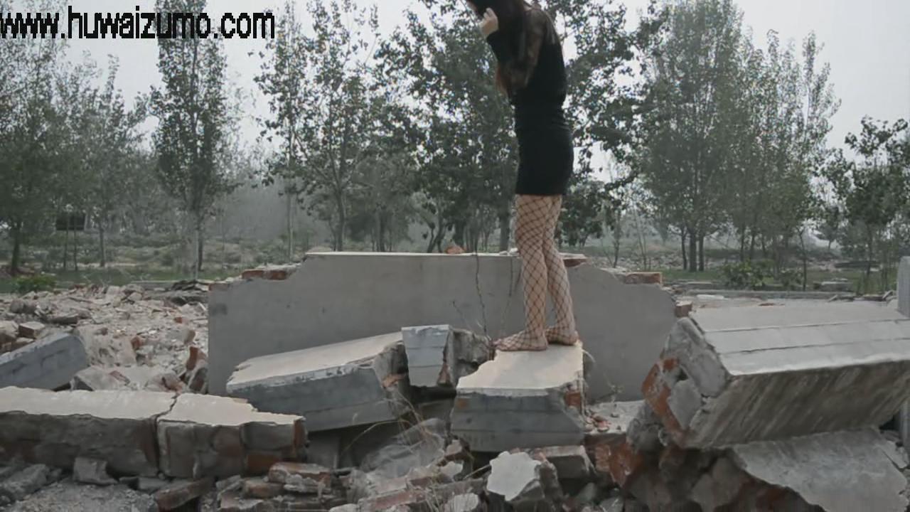 46废墟无鞋行走视频