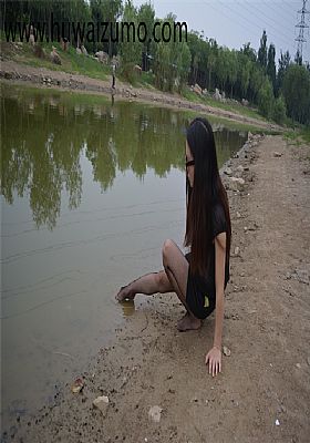 49湖边黑丝黑裙戏水视频图片